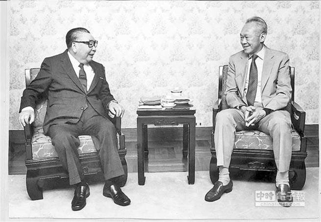 新加坡前总理 李光耀（右）曾访台，与蒋经国（左）相谈甚欢。（图/本报系资料）
