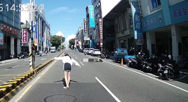 一名正妹逆向騎車害人慘摔，她竟然先去撿拖鞋穿，才去關心傷者，慘遭網友痛罵「在幹什麼」。（翻攝自YouTube頻道「WoWtchout - 地圖型行車影像分享平台」）