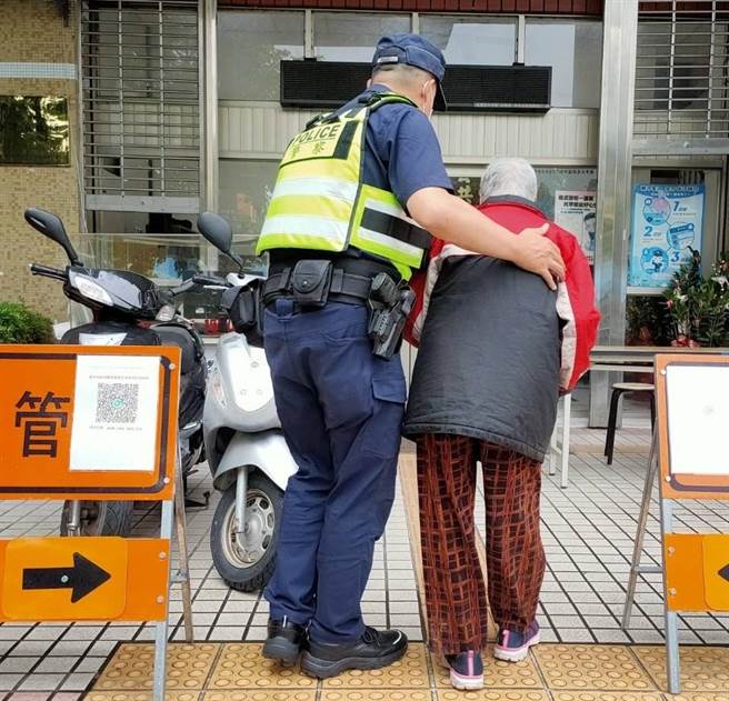 员警贴心扶着101岁高龄的谢姓老妇人回派出所，「人民保母」与百岁人瑞背影，形成最美风景。（民眾提供／卢金足台中传真）