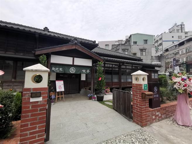 台南市歷史建筑「新营县府日式木造官舍」本田三一宅重新委外经营，除了推广茶文化，开幕后首推日本和服腰带展。（刘秀芬摄）