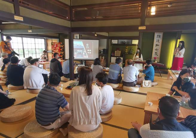 台南市歷史建筑「新营县府日式木造官舍」本田三一宅重新委外经营，除了推广茶文化，开幕后首推日本和服腰带展。（刘秀芬摄）