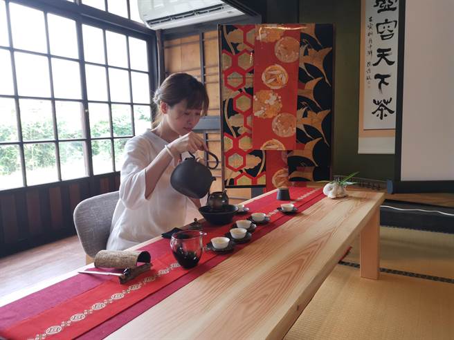 台南市歷史建筑「新营县府日式木造官舍」本田三一宅重新委外经营，除了推广茶文化，开幕后首推日本和服腰带展。（刘秀芬摄）