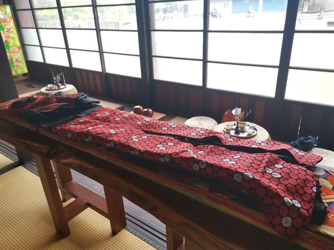 台南市歷史建筑「新营县府日式木造官舍」本田三一宅重新委外经营，除了推广茶文化，开幕后首推日本和服腰带展。（刘秀芬摄）