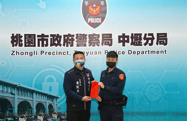 中坜警分局长萧钦杰(左)快筛阳性从严居家隔离。(翻摄照片／吕筱蝉桃园传真)