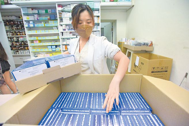 圖為藥師盤點配送到的快篩試劑。（資料照／張鎧乙攝）
