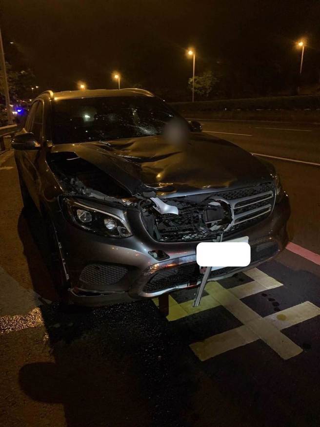 身分不明移工疑弃车要穿越国道，行经自小客来不及闪避直接撞上。（国道警方提供／吕妍庭嘉义传真）

