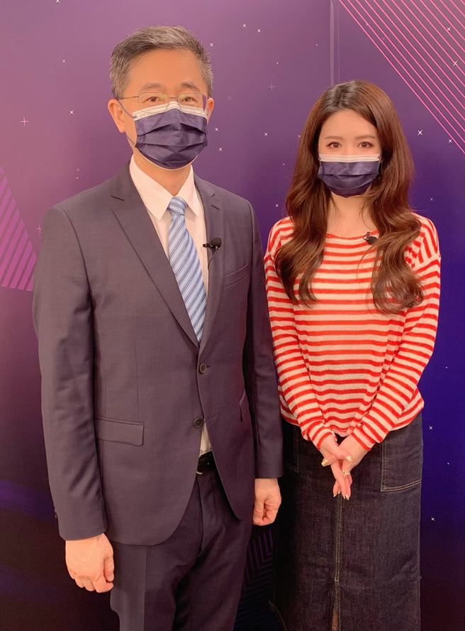 台湾运彩总经理林博泰(左)上时来运转节目，与主持人尉迟佩玉(右)谈运彩眉角。(林胜发摄)