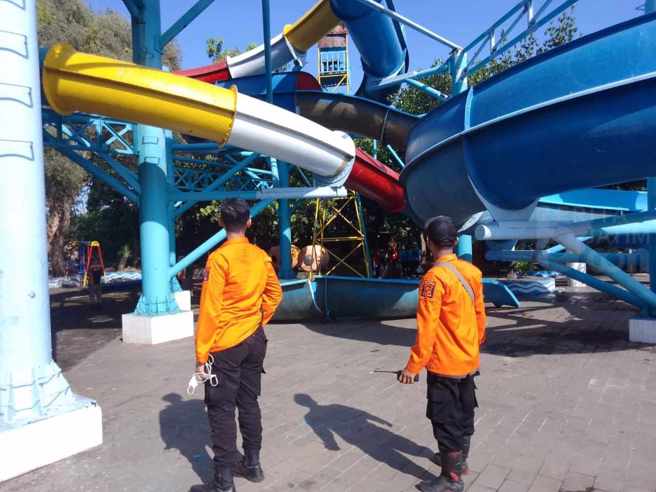 肯吉兰公园水上乐园区在发生滑水道坍塌后，紧急关闭调查。(图/beritajatim)