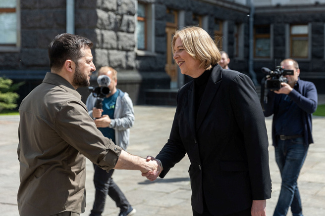 烏克蘭總統澤倫斯基（Volodymyr Zelensky）與德國聯邦議院議長巴斯（Baerbel Bas）會面。（圖/路透社）