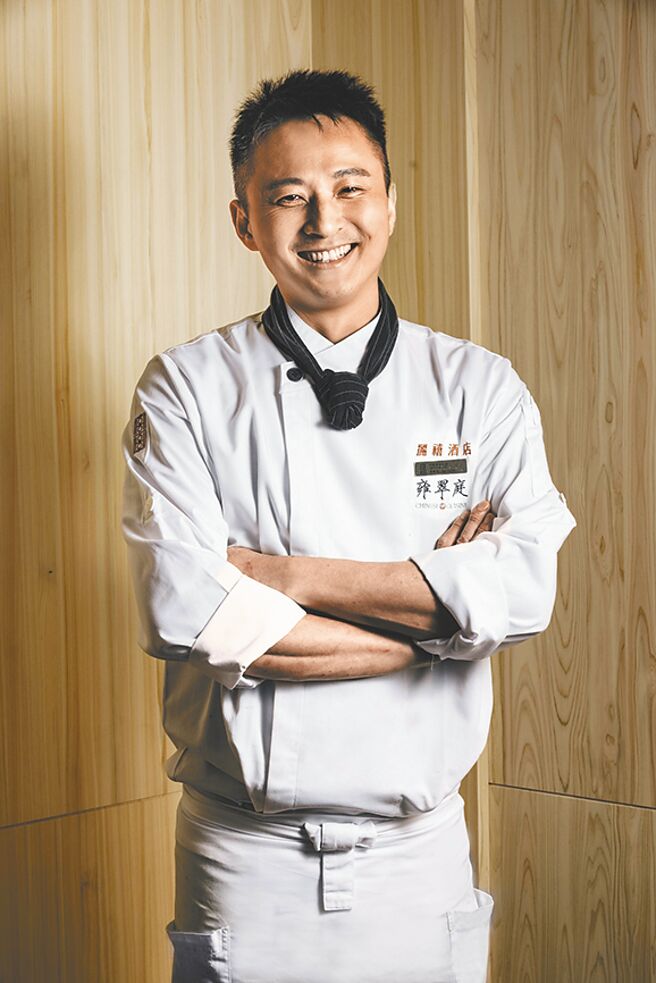 雍翠庭中餐厅新任主厨黄胤凯，拥有近20年料理经验，首次担纲主厨一职，以「新台菜」定调规划多款中式套餐与单点料理，以创新技法重新演绎中菜传统烹调工法。	图／丽禧提供