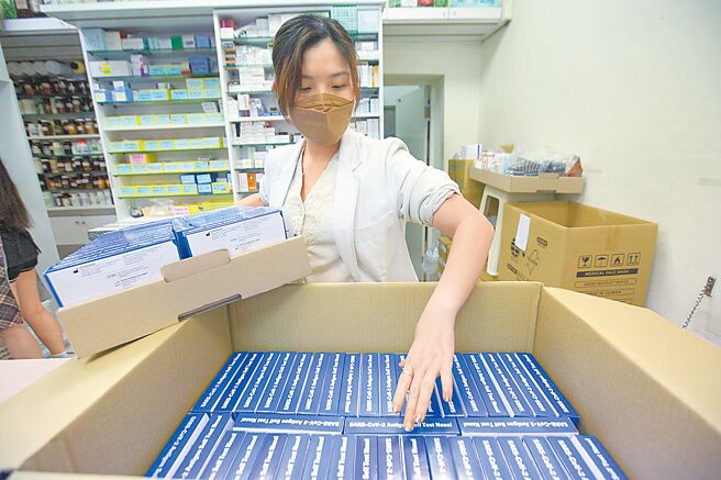 国内陷入快筛之乱，但邻近的日本现在却能购买多种款式快筛试剂，不仅药局能买到，记者查询日本Amazon网站，发现快筛剂种类多元，包括唾液专用、还有可同时用于鼻子和喉咙的快筛剂。图为台湾的药师盘点配送到的快筛试剂。（张铠乙摄）