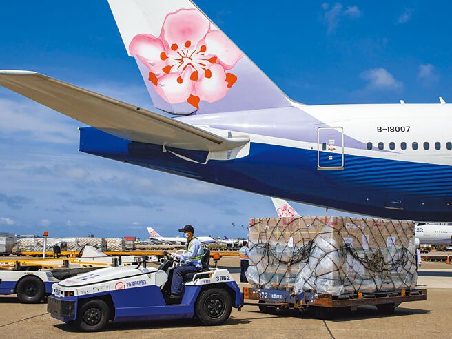 我国今年自购第8批莫德纳疫苗125.33万剂于7日下午运送抵台，这也是本周第3批到货的莫德纳疫苗，疫苗在工作人员卸下机舱，由海关机边验放后，直接运送至指定冷储物流中心进行后续检验封缄作业。（陈麒全摄）