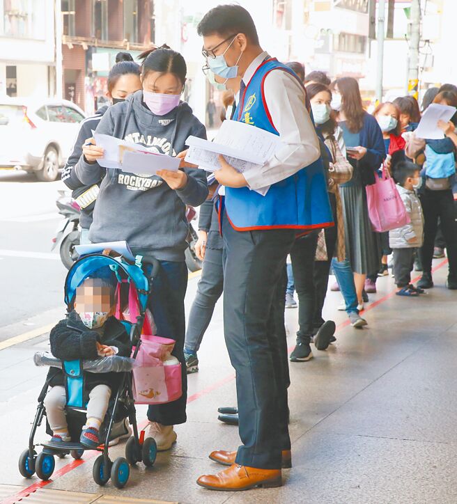 疫情大爆發，防疫保單投保民眾紛趕往醫院PCR，造成醫療量能吃緊，金管會主委黃天牧發表3聲明，稱保險有2年時效，呼籲民眾不要急、不要直奔急診室。圖為民眾排隊買防疫保單。（本報資料照片）