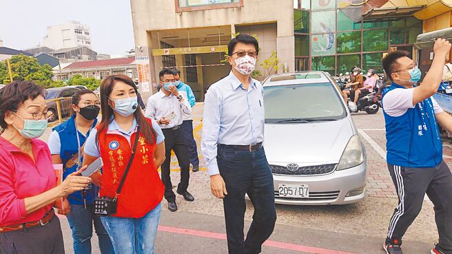 國民黨台南市長參選人謝龍介（右二）表示，已走訪黨籍及無黨籍議員，就市政問題交換意見。（程炳璋攝）