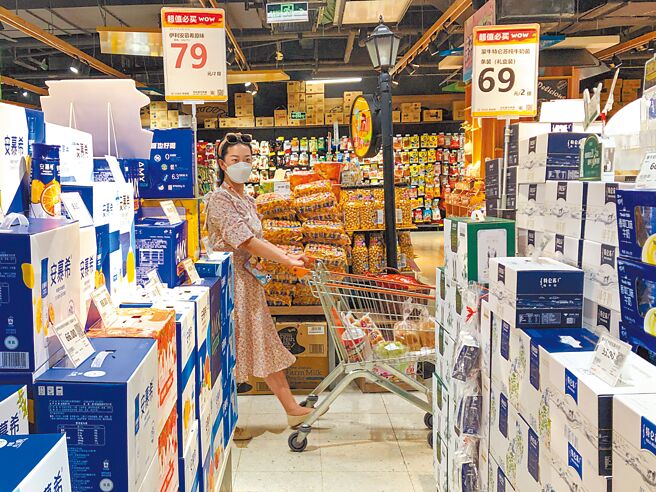 大陆国家统计局即将发布4月分消费者物价指数（CPI）与生产者物价指数（PPI）数据。图为在超市购物的民眾。（中新社）