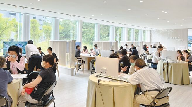 甲山林推出3大百亿指标案，以超亲民房价与付款优势，磁吸自住买盘，每周皆涌入逾百组看屋人潮。（星野之森案场人潮／业者提供）