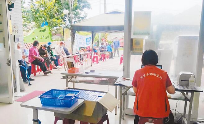 為便利阿里山鄉民眾購買快篩試劑，嘉義縣衛生局向衛福部爭取同意增加阿里山鄉衛生所為販售點，7日開賣一早就有70位鄉親排隊購買。（嘉義縣政府提供／呂妍庭嘉義傳真）