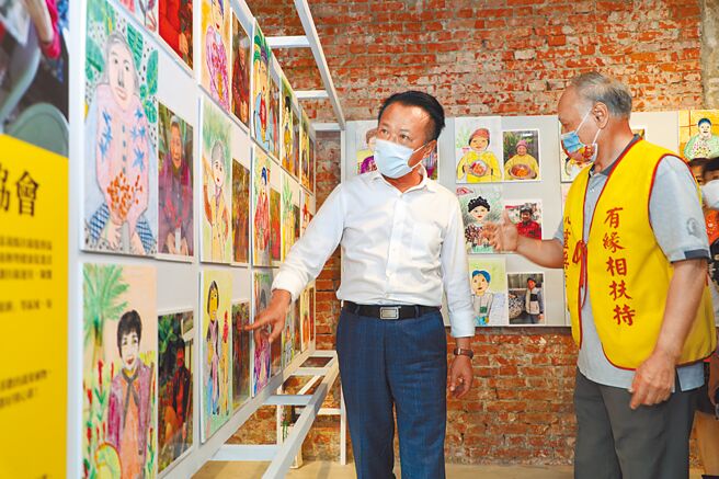 嘉義縣新港文教基金會串聯14個社區發展協會與關懷據點，匯集290位長輩作品在新港文化館‧25號倉庫展出，7日縣長翁章梁（左）看了長輩的作品，形容很不可思議。（呂妍庭攝）