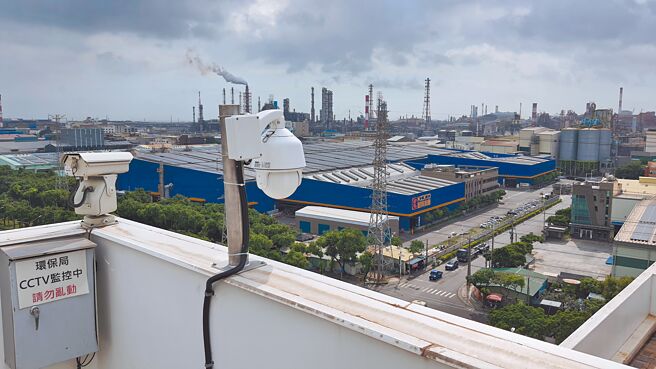 高雄市环保局在临海及林园工业区建置「云端影像监控及智慧辨识系统」，透过多种监测设备即时揪出不法业者排污。（高市环保局提供／袁庭尧高雄传真）