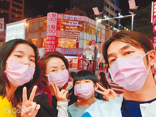 陶晶瑩（左二）與李李仁（右）一家四口感情緊密。（摘自臉書）