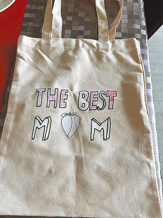陶晶瑩分享兒子送的母親節禮物，帆布包上的「BEST MOM」小巧思令她感動不已。（摘自臉書）