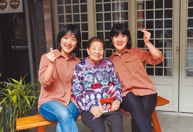 姊姊亦彤（左）与妹妹亦岑（右）陪奶奶一起过节。（大赏门文化提供）