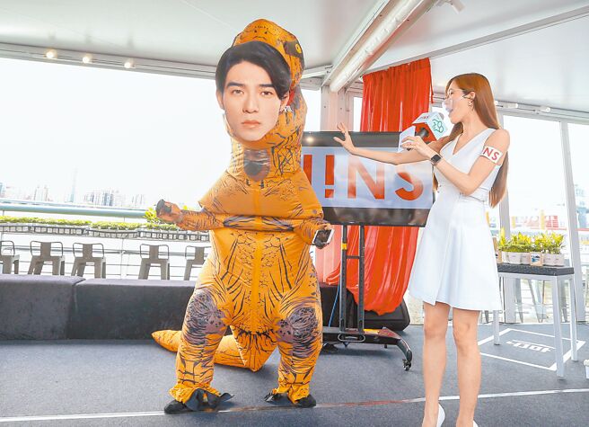 陈昊森因自主隔离，昨由分身「陈昊龙」代表出席活动。（粘耿豪摄）