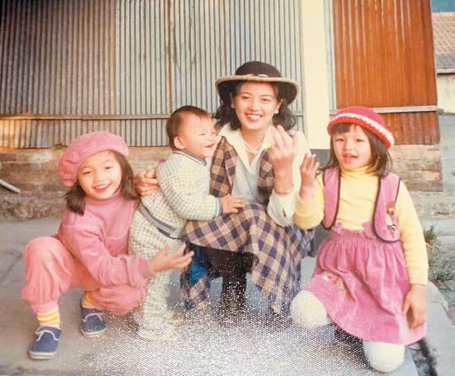 徐若瑄（右起）感謝媽媽一手拉拔他們３姊弟長大。（威威巖娛樂提供）