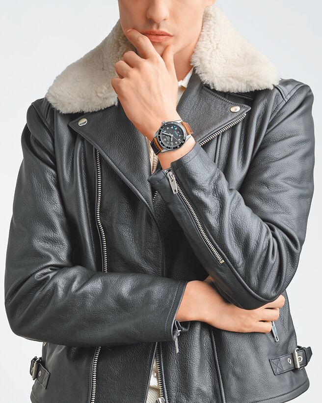 浪琴表新款Spirit Zulu Time先行者系列世界时区腕表，黑色面盘款9万5100元。（Longines提供）