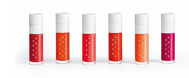 爱马仕（Hermes）再推全新Hermesistible滋养润唇油系列，马上掀起美容与时尚圈不小的讨论声浪。全系列有6种不同色彩结合6款特别香调香氛（见图）。（Hermes提供）