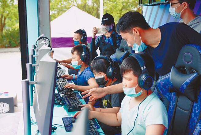 「酷玩行者」搭载电竞级电脑硬体设备，曲面萤幕、机械式键盘、电竞滑鼠等配备应有尽有。（Cooler Master提供）