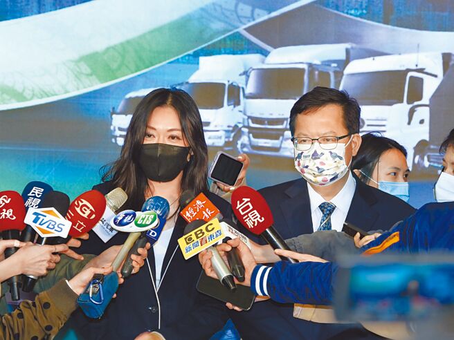 裕益汽车林纯姬董事长及郑文灿市长合影。（顺益集团提供）