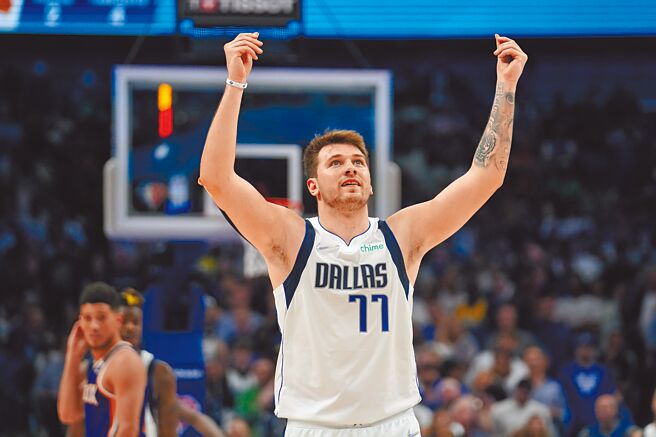 獨行俠東契奇對太陽砍下26分，並在得分後屢屢做出「數錢」動作，暗示裁判收黑錢，表達對吹判尺度的不滿。（美聯社）