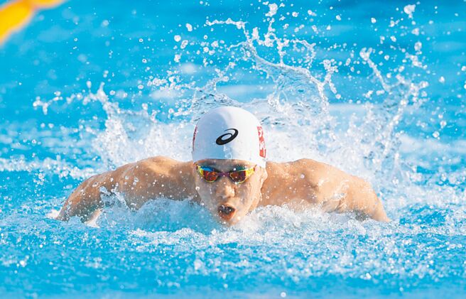 王冠閎7日在111年全國大專校院運動會游泳公開男子組100公尺蝶式奪金。（運促會提供）