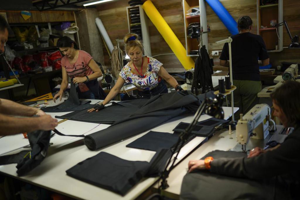 原本是服装设计师的葛蕾科娃，现在帮忙设计防弹衣。(图/美联社)(photo:ChinaTimes)