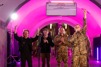 U2主唱波諾在基輔地鐵開唱 讚烏克蘭為自由而戰
