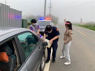 女子駕車出遊沒油卡路中 員警推車協助脫困