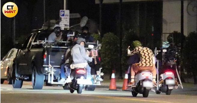 坐在机车后座的演员手上拿着烟火，似乎要上演互射戏码。（图／本刊摄影组）