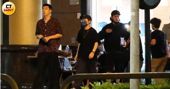 拍戏中间空檔蔡凡熙稍作休息。（图／本刊摄影组）