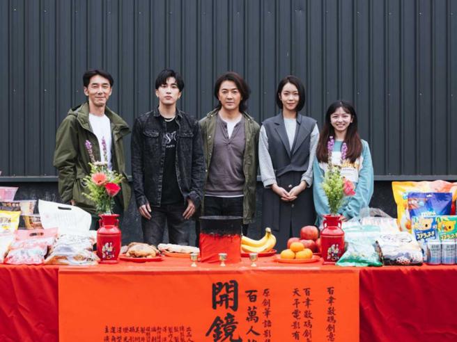 李李仁（左起）、娄峻硕、郑伊健、李霈瑜、陈姸霏携手演出新戏《百万人推理》。（图／百聿数码提供）