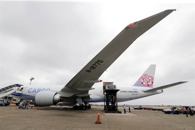 台湾今年首批自购BNT成人疫苗约185.7万剂9日清晨抵台，新到货BNT疫苗将提供原已打过BNT成人剂型疫苗的青少年，作为追加剂接种。（陈麒全摄）