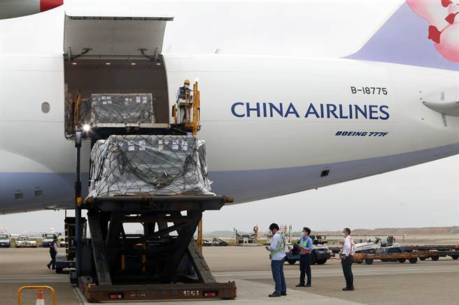 台湾今年首批自购BNT成人疫苗约185.7万剂9日清晨抵台，新到货BNT疫苗将提供原已打过BNT成人剂型疫苗的青少年，作为追加剂接种。（陈麒全摄）