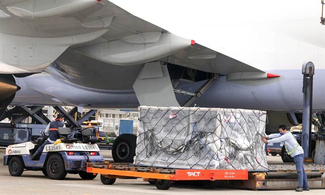 台湾今年首批自购BNT成人疫苗约185.7万剂9日清晨抵台，新到货BNT疫苗将提供原已打过BNT成人剂型疫苗的青少年，作为追加剂接种。（陈麒全摄）