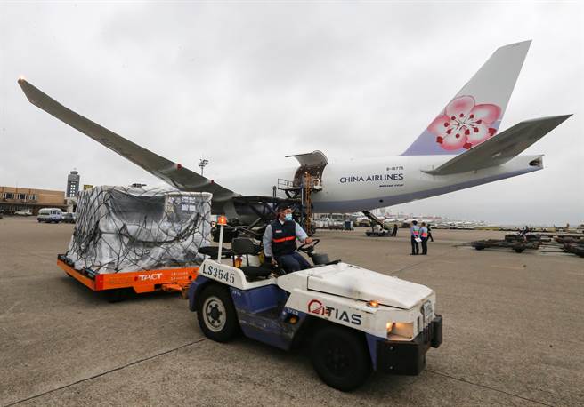 台湾今年首批自购BNT成人疫苗约185.7万剂9日清晨抵台，新到货BNT疫苗将提供原已打过BNT成人剂型疫苗的青少年，作为追加剂接种。（陈麒全摄）