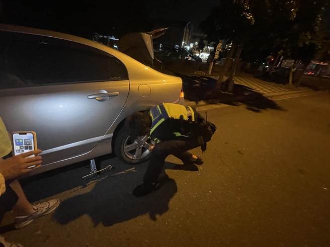 安寧派出所员警吴俊龙获报赶赴现场，当下义不容辞协助更换轮胎。（警方提供）