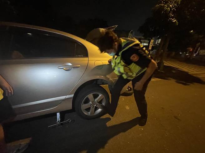 安寧派出所员警吴俊龙获报赶赴现场，当下义不容辞协助更换轮胎。（警方提供）