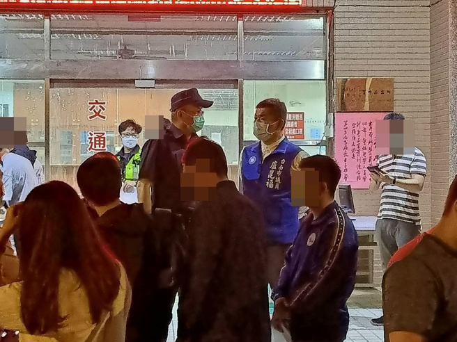 大批民眾加入股票代操社團，嫌犯避而不見後才驚覺自己受騙，紛紛擠在分局門口報案。（圖／警方提供）