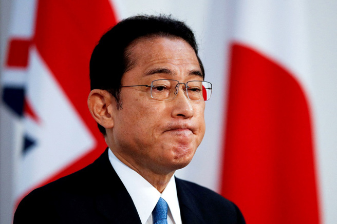 日本与G7同进退，首相岸田文雄表示，日本「原则上」会禁止进口俄罗斯石油，强调对于高度依赖能源进口的日本来说是「非常艰难的决定」。图为岸田文雄出访英国发表演说的画面。（图／路透社）