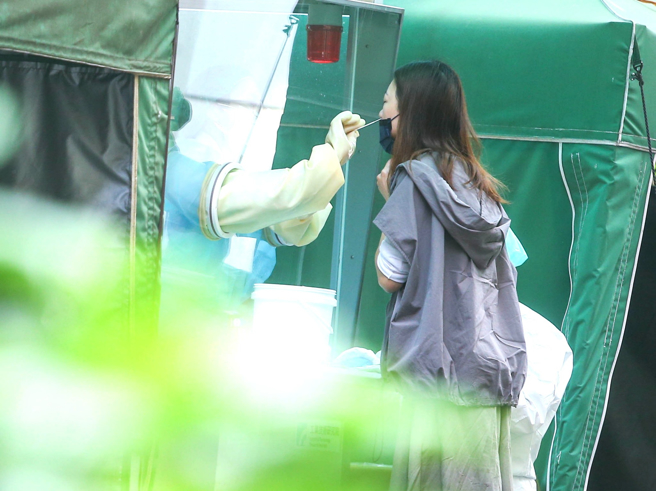 一名女网友表示，去年5月疫情爆发时确诊，常常感到呼吸困难，令她害怕自己随时会死亡，没想到今年又再度染疫，令她担忧身体会变得更差。（图／示意图，记者粘耿豪摄影）