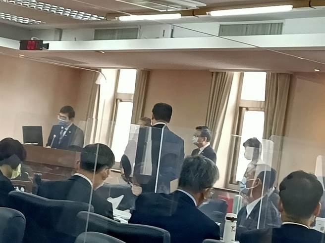 立法院交通委员会今（9）日邀请交通部部长王国材、卫生福利部次长薛瑞元就「疫情剧增国内大眾运输防疫作为如何维持民眾正常生活运作及准备方案」专题报告，并备质询。(简立欣摄)